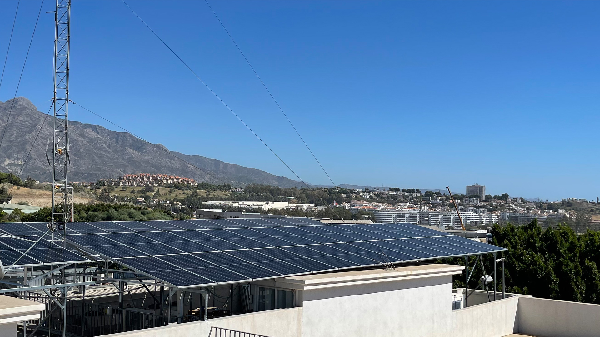 Instalación fotovoltaica para autoconsumo industrial montada sobre cubierta plana